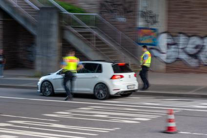 Policisté při silniční kontrole v Německu