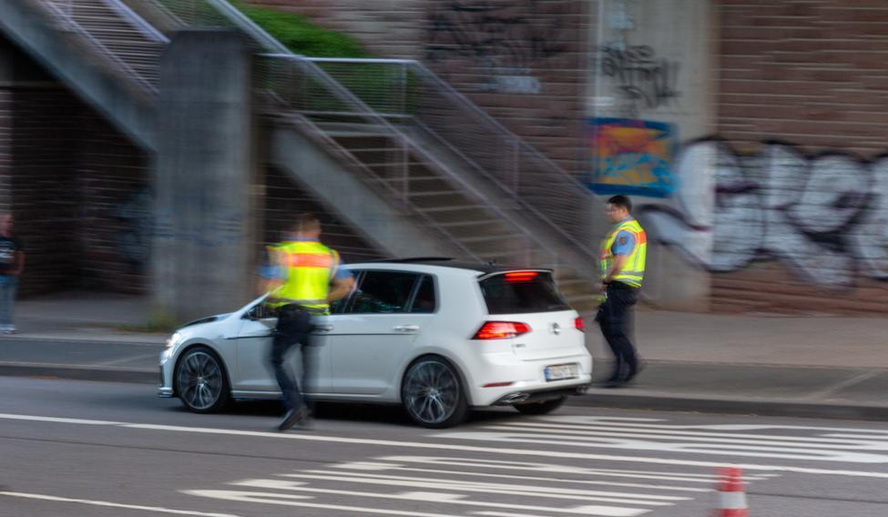 Policisté při silniční kontrole v Německu