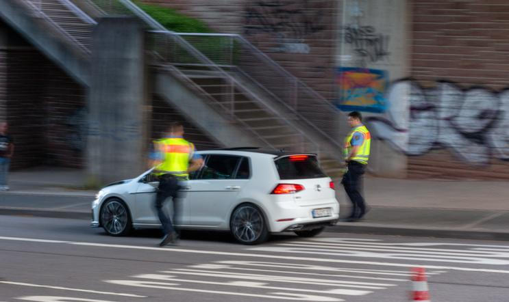 Policisté při silniční kontrole v Německu
