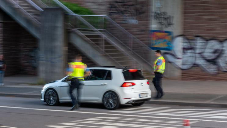 Policisté při silniční kontrole v Německu