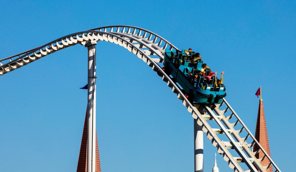 Extreme,Rollercoaster,At,Speed,Against,The,Background,Of,The,Blue