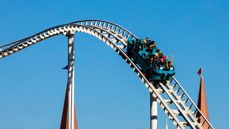 Extreme,Rollercoaster,At,Speed,Against,The,Background,Of,The,Blue