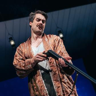 Patrik Děrgel jako Pavel Malina v inscenaci Petrolejové lampy.