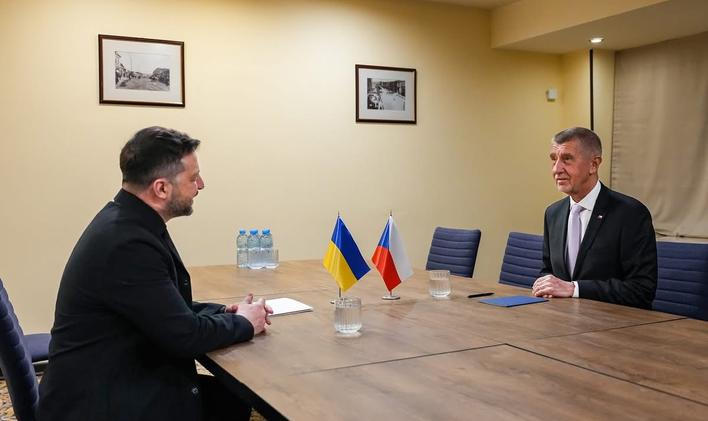 Český premiér Andrej Babiš a ukrajinský prezident Volodymyr Zelenskyj při nedělním jednání v Arménii.