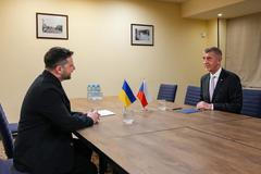 Český premiér Andrej Babiš a ukrajinský prezident Volodymyr Zelenskyj při nedělním jednání v Arménii.