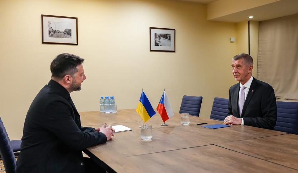 Český premiér Andrej Babiš a ukrajinský prezident Volodymyr Zelenskyj při nedělním jednání v Arménii.