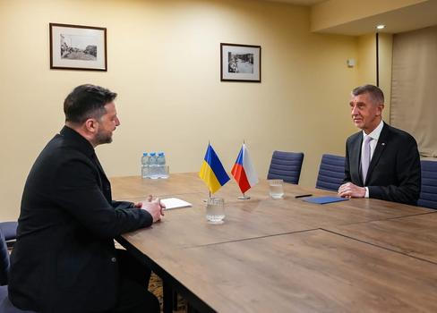Český premiér Andrej Babiš a ukrajinský prezident Volodymyr Zelenskyj při nedělním jednání v Arménii.