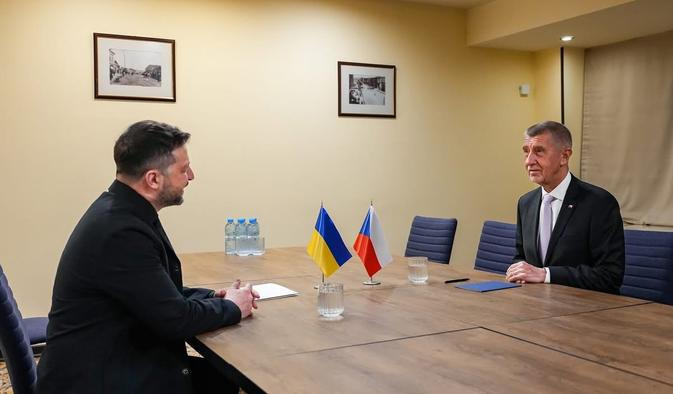Český premiér Andrej Babiš a ukrajinský prezident Volodymyr Zelenskyj při nedělním jednání v Arménii.