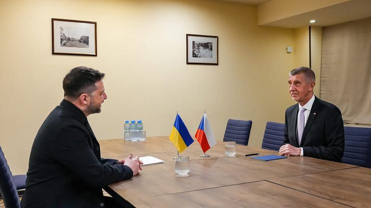Český premiér Andrej Babiš a ukrajinský prezident Volodymyr Zelenskyj při nedělním jednání v Arménii.