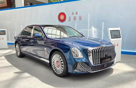 Golden Sunflower je řada těch nejluxusnějších modelů automobilky Hongqi, která se doposud českému trhu vyhýbala, ačkoliv samotné Hongqi na něm působí už od loňského roku.