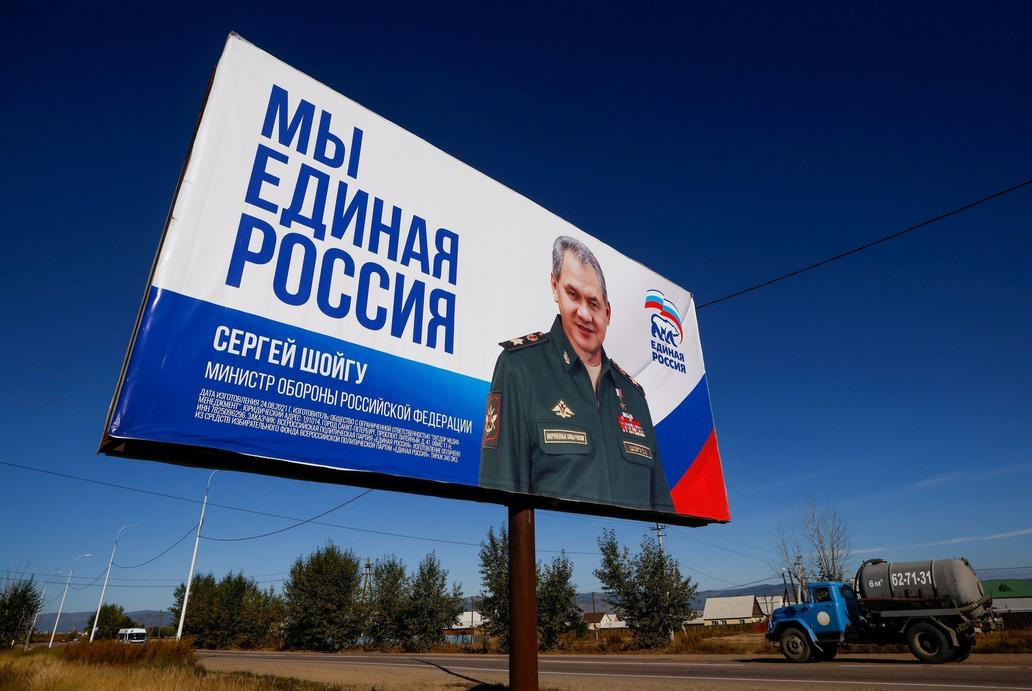 Na volebním plakátu Jediného Ruska je ministr obrany Sergej Šojgu.