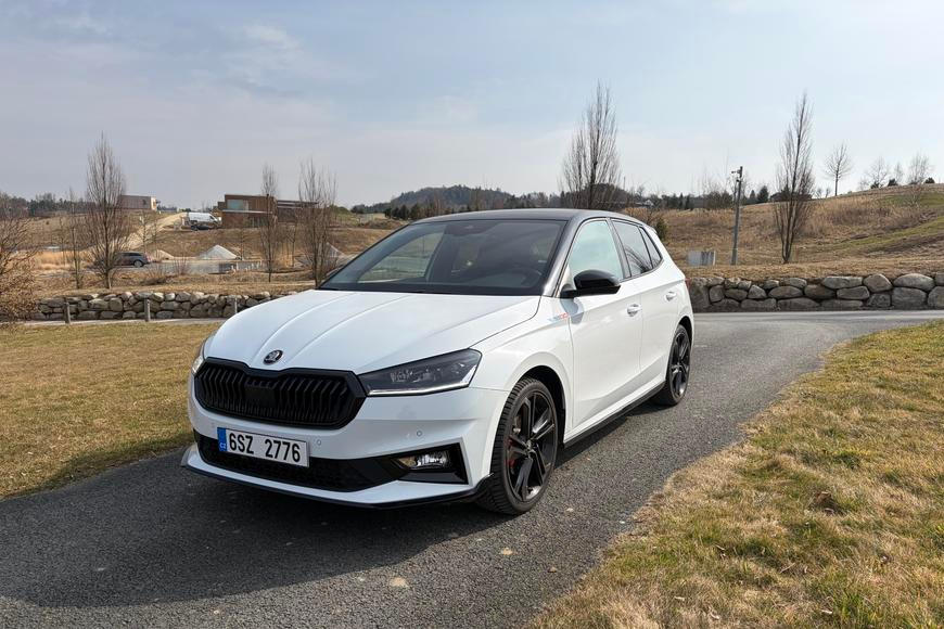 Fabia za cenu téměř dvou. Dává smysl pořídit si nejdražší malou Škodu, která jezdí jako žádná jiná?
