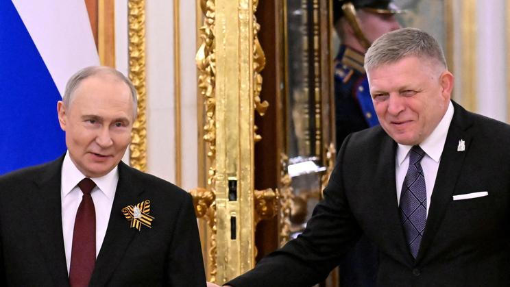 Slovenský premiér při loňském setkání s ruským prezidentem Vladimirem Putinem. Foto z 9. května 2025.