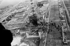 Letecký pohled na zničený reaktor blok 4 černobylské elektrárny několik dní po explozi, Ukrajina. Na likvidaci následků havárie pracoval i Petrov.