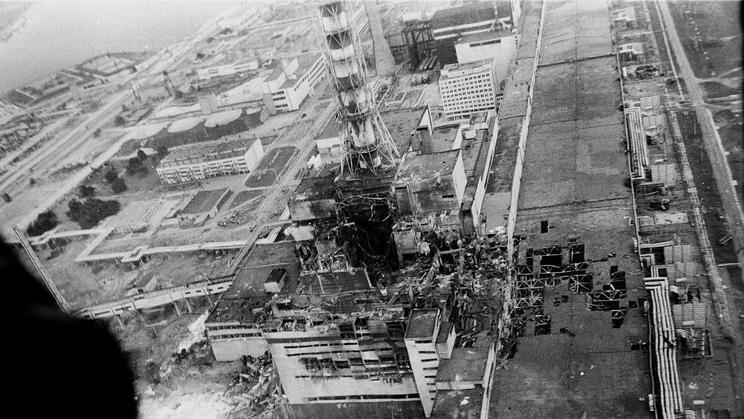 Letecký pohled na zničený reaktor blok 4 černobylské elektrárny několik dní po explozi, Ukrajina. Na likvidaci následků havárie pracoval i Petrov.