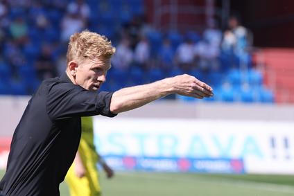 Josef Dvorník, trenér, gesto
