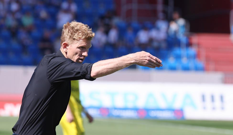 Josef Dvorník, trenér, gesto