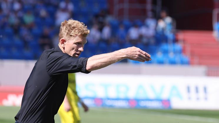 Josef Dvorník, trenér, gesto