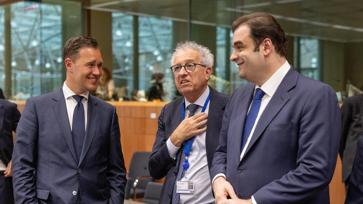 „Je velmi důležité zachovat chladnou hlavu,“ podotkl nizozemský ministr financí Eelco Heinen (na snímku vlevo). Zdůraznil, že obchodní dohoda s USA je pro EU klíčová.