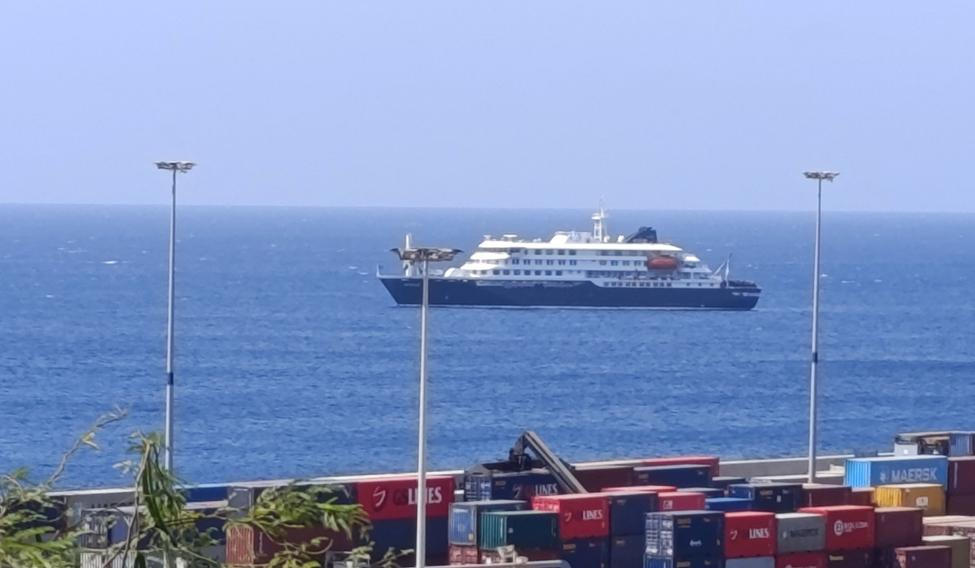 Cruise ship MV Hondius with suspected hantavirus cases off Cape Verde port