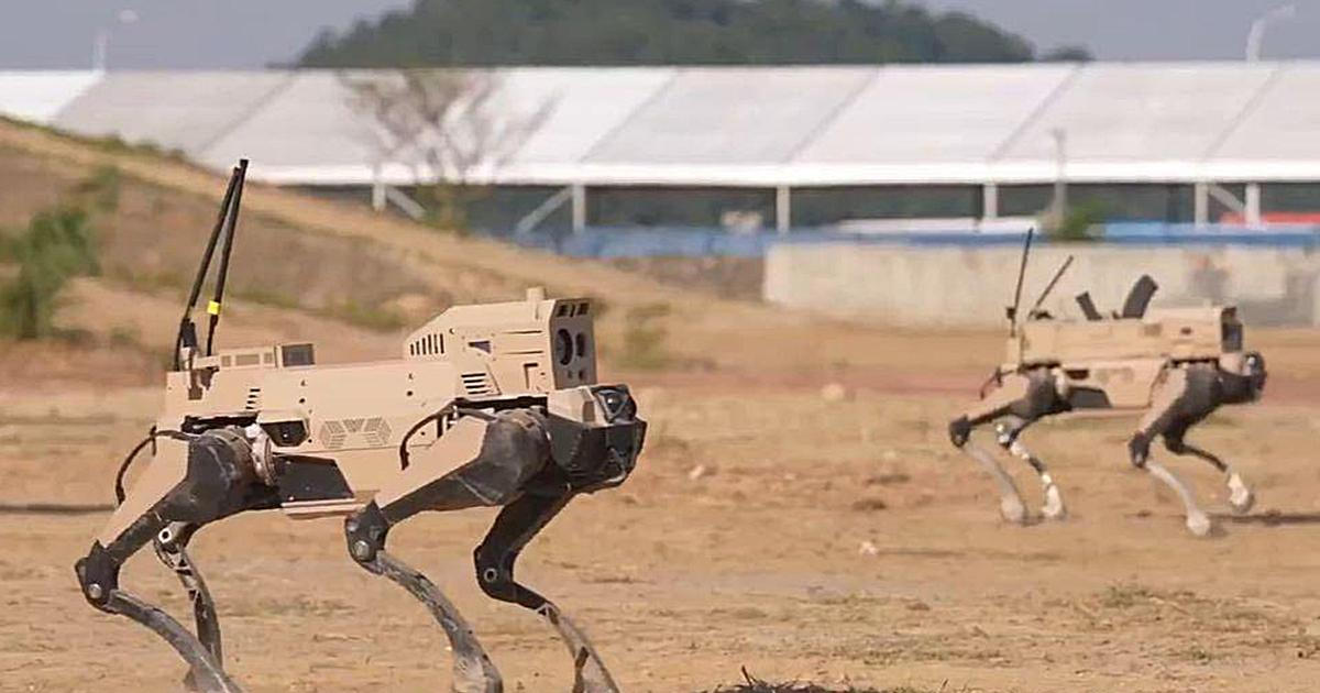 Robopsi s puškami vpadnou do domu jako první. Čína inovuje pravidla pozemního boje