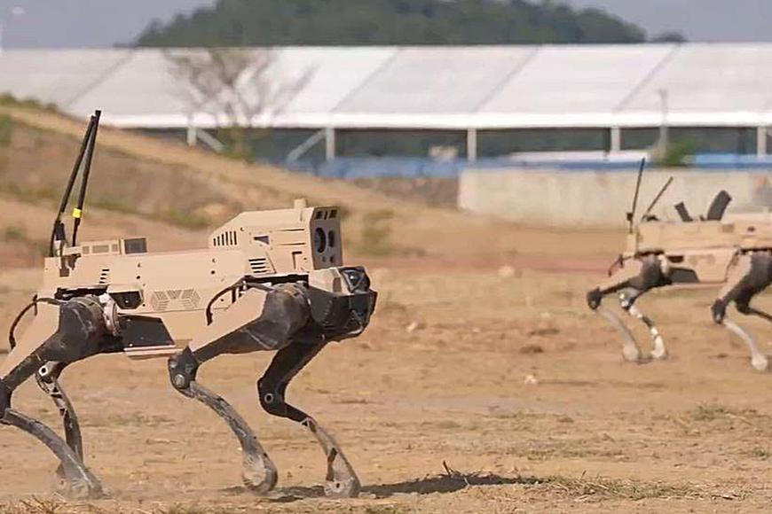 Robopsi s puškami vpadnou do domu jako první. Čína inovuje pravidla pozemního boje