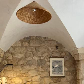 Casa Asmara dnes není jen dům. Ani klasické ubytování. Spíš hybridní prostor, který se postupně vyvinul z osobního zázemí v otevřené místo pro další lidi.
