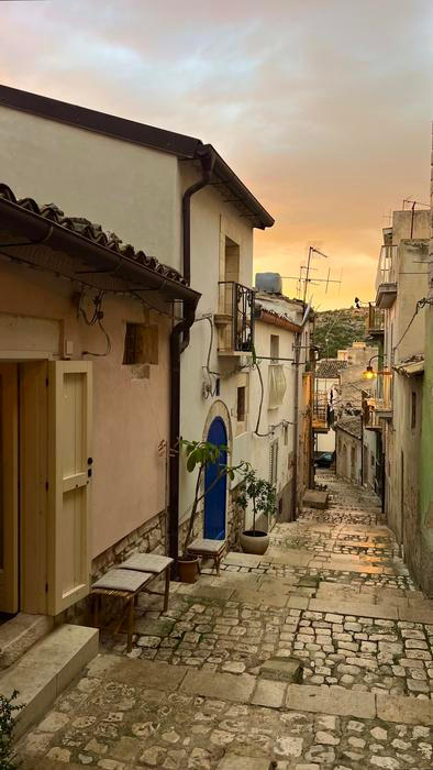 Casa Asmara se nachází v historickém centru města Scicli na jihu Sicílie v Itálii. 