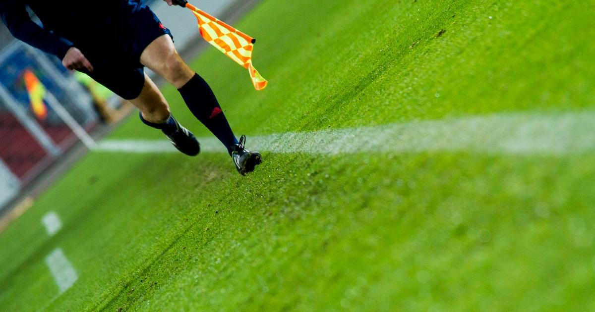 Napadený sudí z derby: následky v soukromí i pracovním životě. Agresorce hrozí vězení