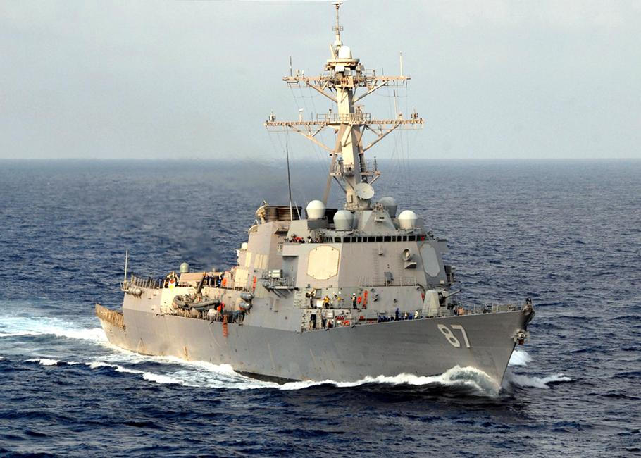 Dva americké torpédoborce USS Truxtun a USS Mason (na snímku) propluly Hormuzským průlivem navzdory silné íránské palbě.
