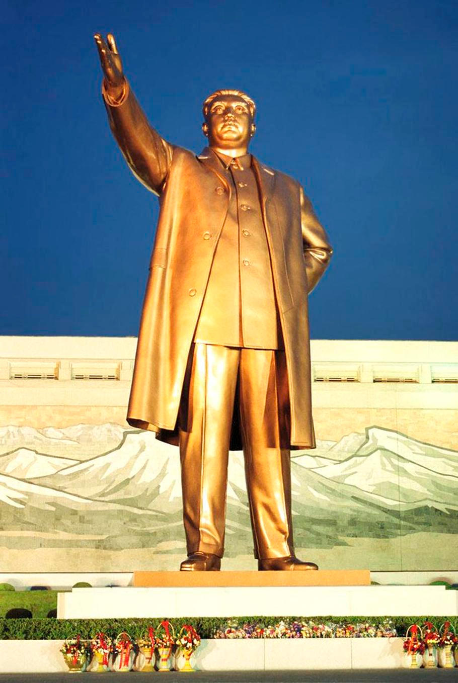 Socha severokorejského vůdce Kim Ir-sena, která stojí na pahorku Mansu v Pchjongjangu, je se svými zhruba 22 metry  znatelně monumentálnější než ta Trumpova.