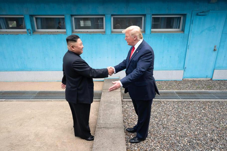 Donald Trump a  Kim Čong-un  při setkání na demarkační linii v roce 2019. 