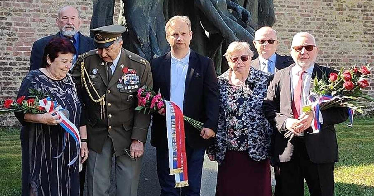 Kdo pozval kontroverzního Rusa? Objevil se na oslavách spolku spřízněného s obranou