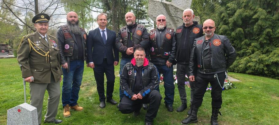 Šéf Ruského domu Igor Girenko (v obleku) společně s motorkáři a válečným veteránem.