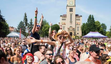 Festival Mezi ploty v areálu Bohnické psychiatrické nemocnice běží už přes 30  let. Letošní ročník se uskuteční o posledním květnovém víkendu. 
