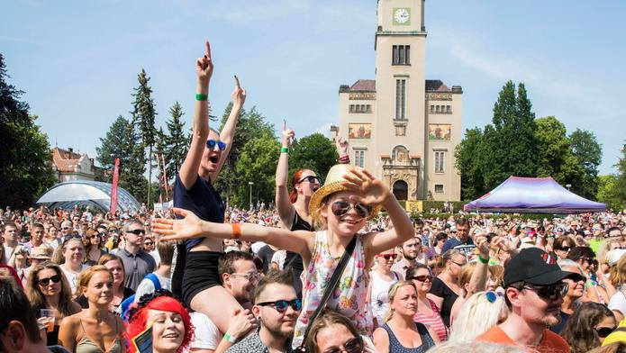 Festival Mezi ploty v areálu Bohnické psychiatrické nemocnice běží už přes 30  let. Letošní ročník se uskuteční o posledním květnovém víkendu. 