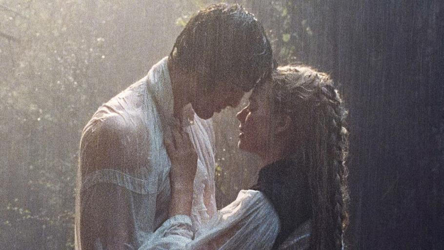 Jacob Elordi a Margot Robbie ve filmu Bouřlivé výšiny.