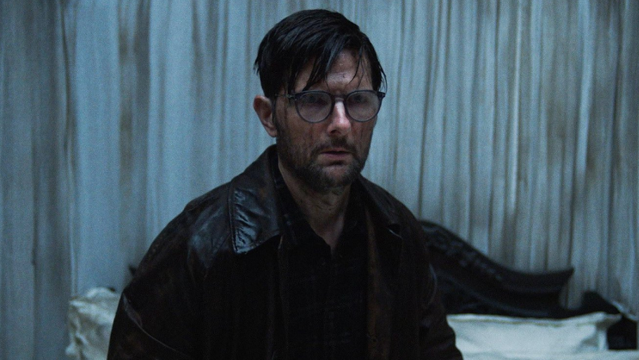 Adam Scott v hororovém snímku Hokum (2026).