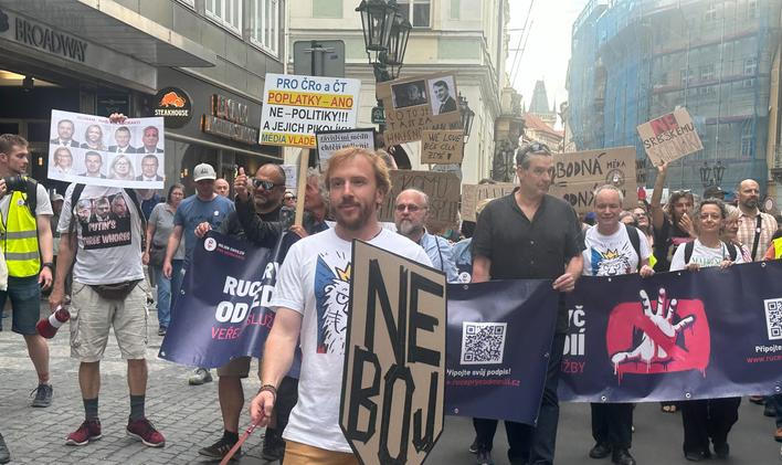 Krátce po 18:00 shromáždění vyrazilo ze Staroměstského náměstí k budově ČRo.; 5. kvetna 2026.
