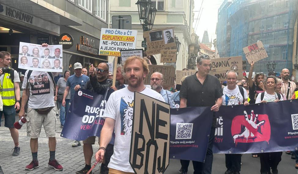 Krátce po 18:00 shromáždění vyrazilo ze Staroměstského náměstí k budově ČRo.; 5. kvetna 2026.
