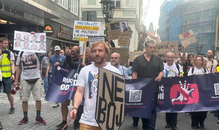 Krátce po 18:00 shromáždění vyrazilo ze Staroměstského náměstí k budově ČRo.; 5. kvetna 2026.