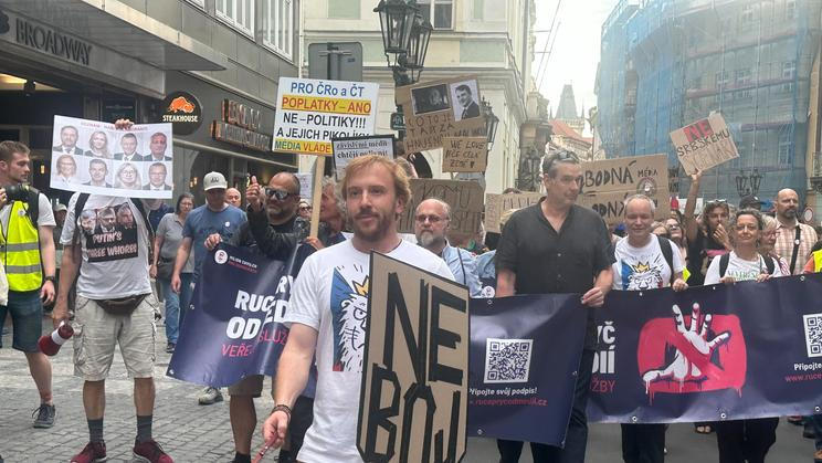 Krátce po 18:00 shromáždění vyrazilo ze Staroměstského náměstí k budově ČRo.; 5. kvetna 2026.