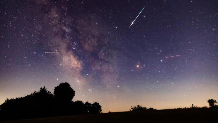Milky,Way,Stars,With,Meteor,Shower,Trails,And,Countryside,Silhouettes.