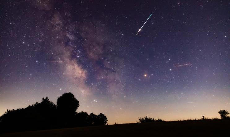 Milky,Way,Stars,With,Meteor,Shower,Trails,And,Countryside,Silhouettes.