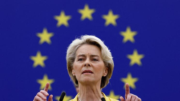Předsedkyně Evropské komise Ursula von der Leyenová, která loni v létě ve Skotsku vyjednala s  prezidentem Donaldem Trumpem celní dohodu s USA, trvá na jejím dodržování. A dokonce varovala, že Evropská unie je „připravena na všechny scénáře,“ pokud by Spojené státy své závazky porušily.