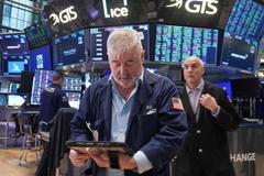 Dow Jonesův index, který zahrnuje akcie 30 předních amerických podniků, stoupl  v úterý o 0,73 procenta na 49 298,25 bodu. Úterní snímek je z Newyorské burzy cenných papírů.