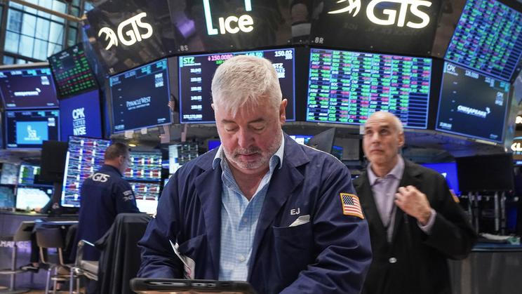 Dow Jonesův index, který zahrnuje akcie 30 předních amerických podniků, stoupl v úterý o 0,73 procenta na 49 298,25 bodu. Úterní snímek je z Newyorské burzy cenných papírů.