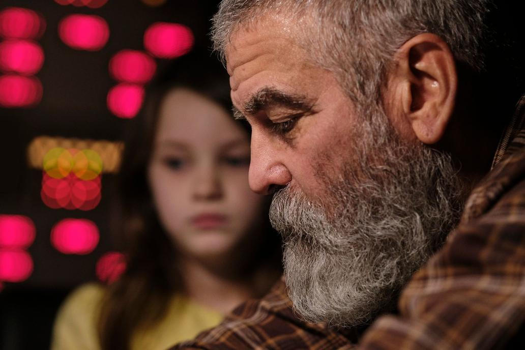 Caoilinn Springallová jako Iris a George Clooney.