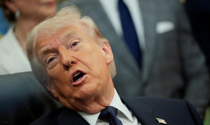 K Trumpově výhře v prezidentských volbách v roce 2024 velkou měrou přispěl jeho slib, že sníží inflaci. Nyní jsou však Američané nespokojení s jeho ekonomickou politikou a mnozí prezidenta viní z vysokých cen na čerpacích stanicích.