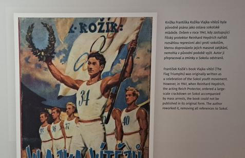 František Kožík napsal knihu Vlajka vítězů původně o sokolské mládeži. Jenže Sokol byl pro nacisty nežádoucí, a tak autor text přepracoval a zmínky o Sokole odstranil. 